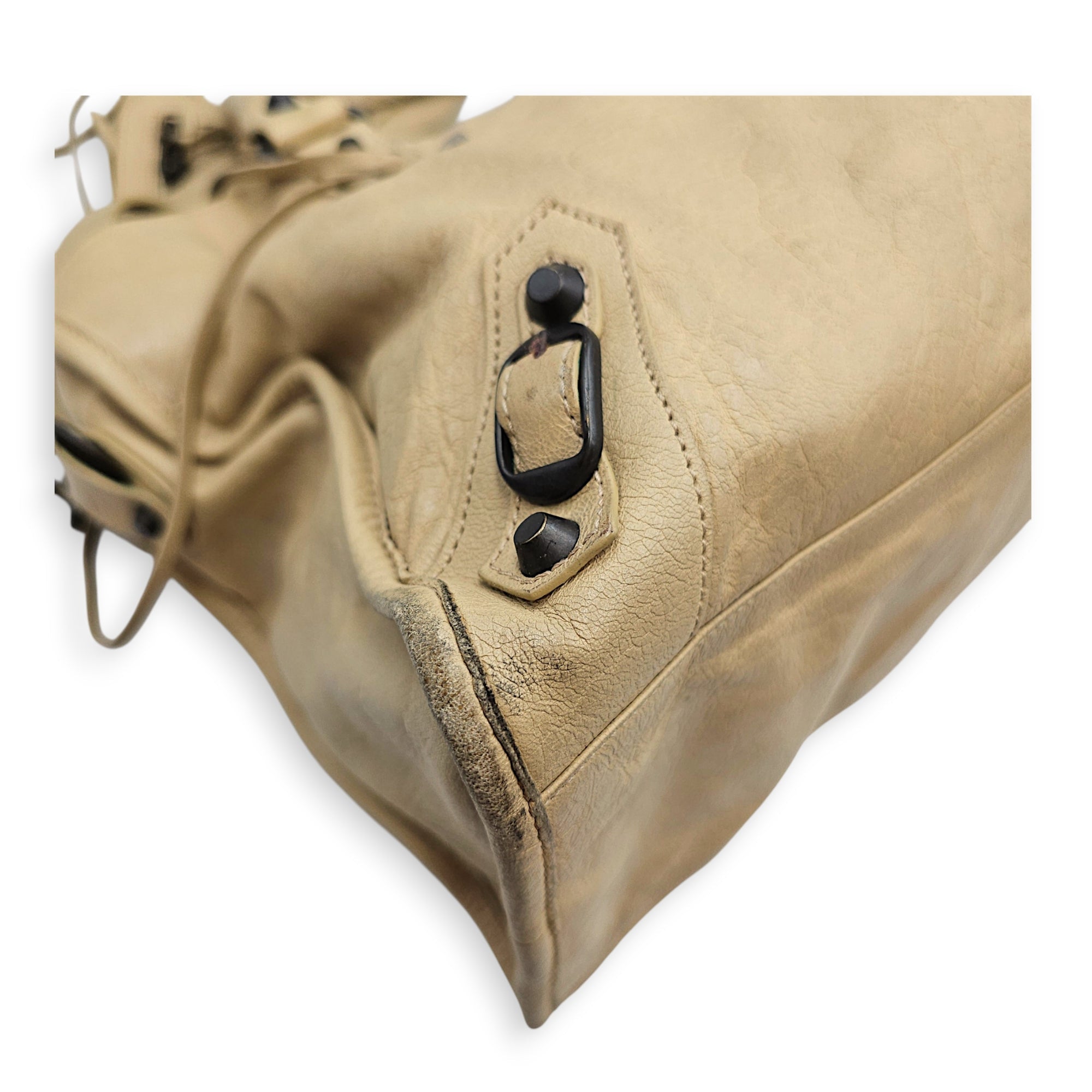 City Beige Shoulder Bag in Distressed Leather Ruthenium hardware CL2607-22644 10