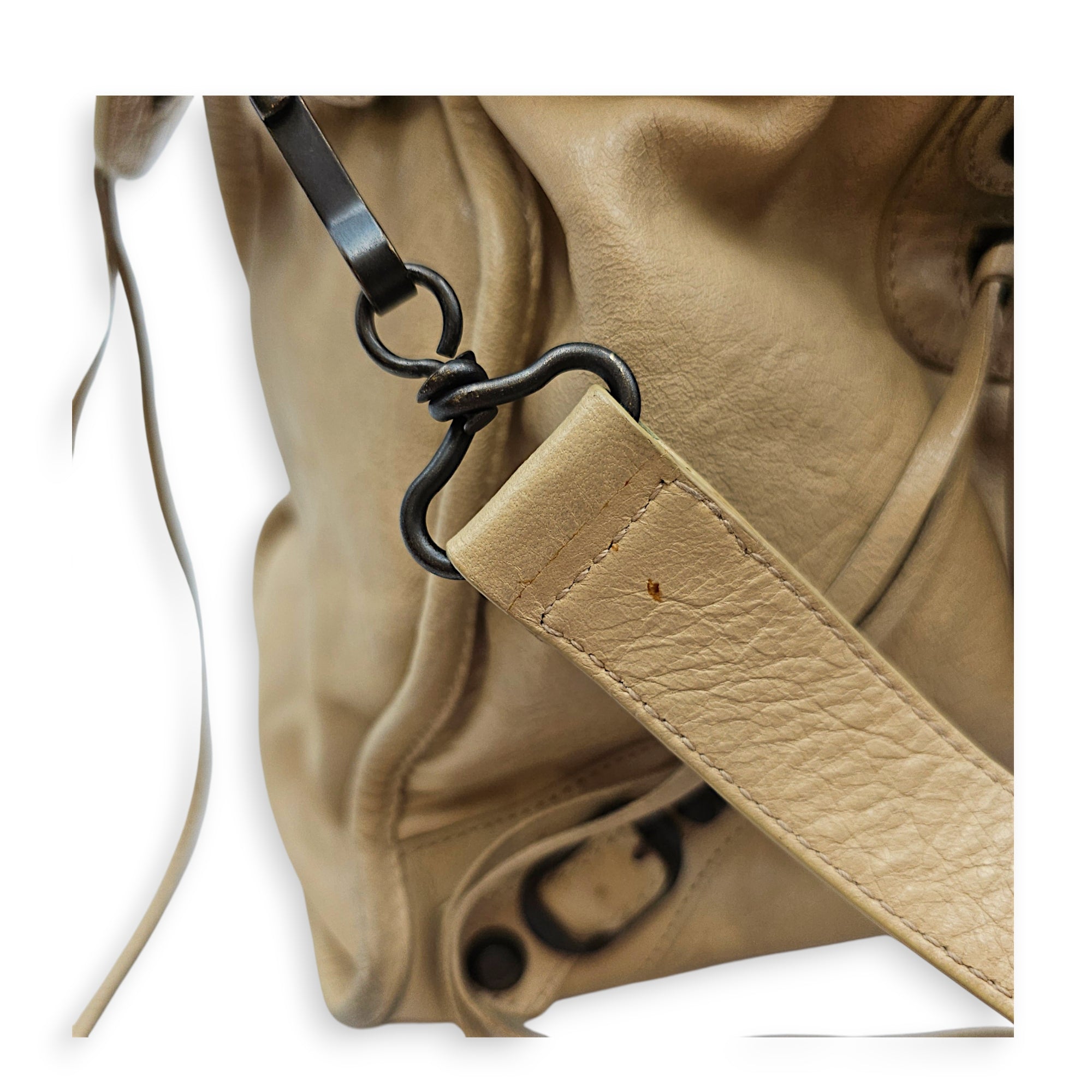 City Beige Shoulder Bag in Distressed Leather Ruthenium hardware CL2607-22644 12