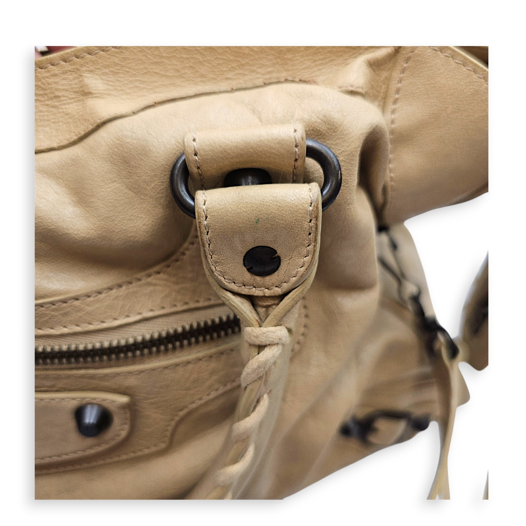 City Beige Shoulder Bag in Distressed Leather Ruthenium hardware CL2607-22644 13