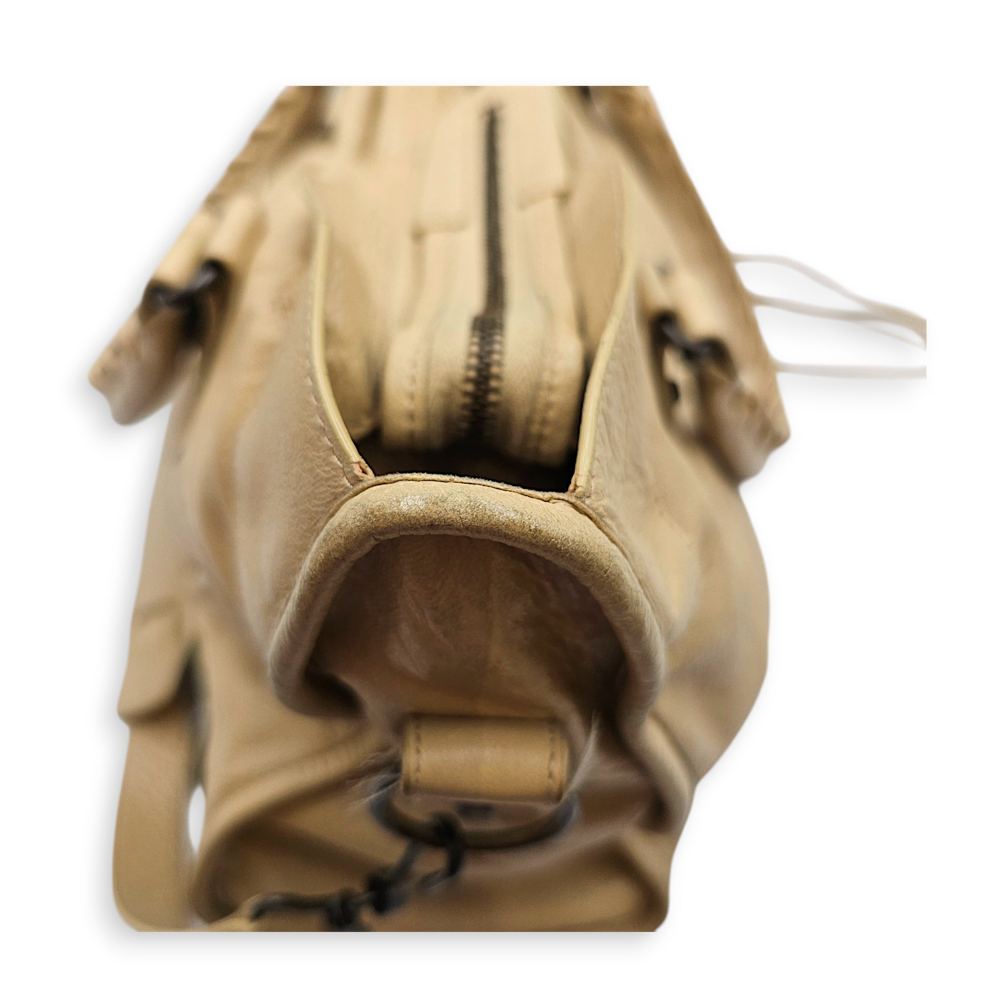 City Beige Shoulder Bag in Distressed Leather Ruthenium hardware CL2607-22644 16