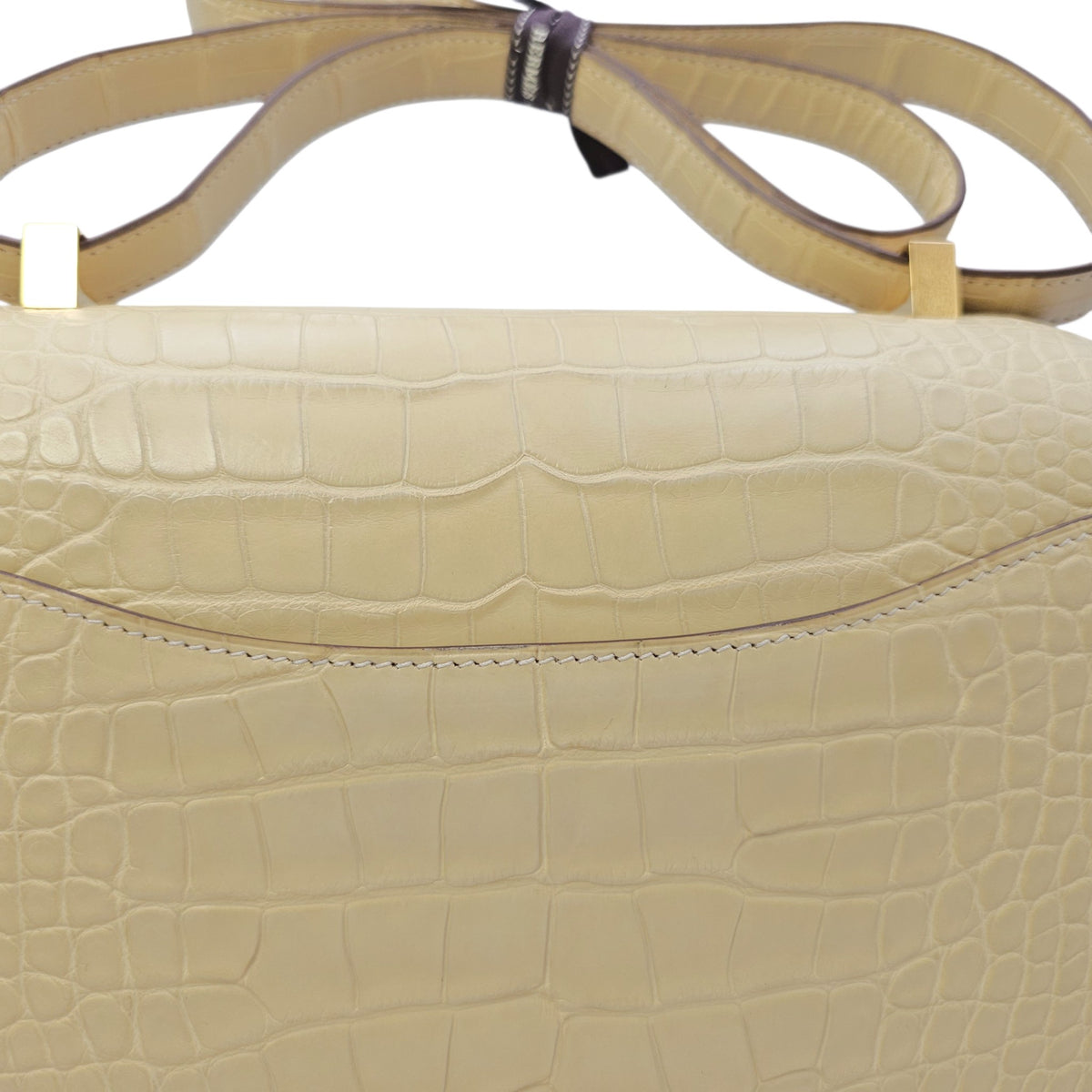 Constance 24 Vanille in Matte Alligator Gold hardware