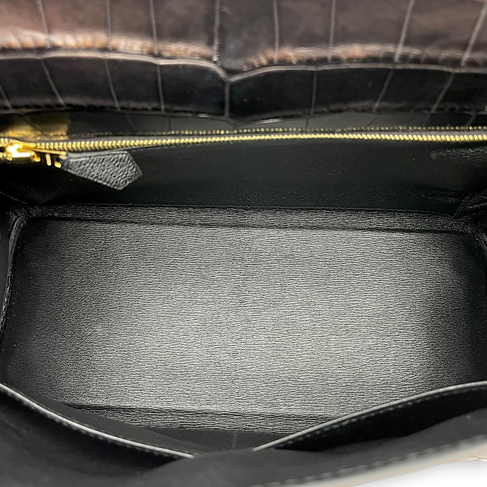 Kelly 28 Noir in Matte Alligator Gold hardware