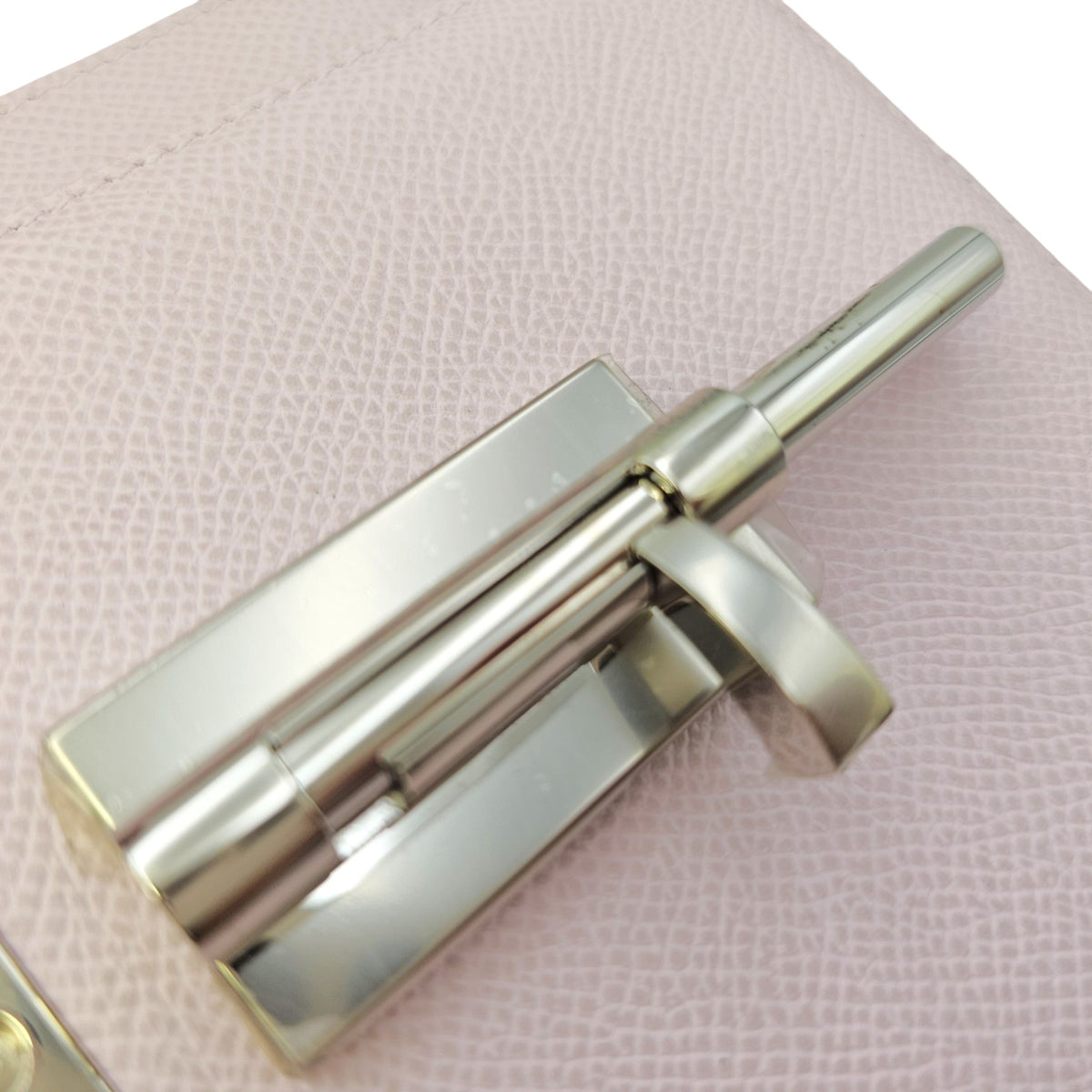 Verrou 21 Mauve Pale in Epsom Palladium hardware