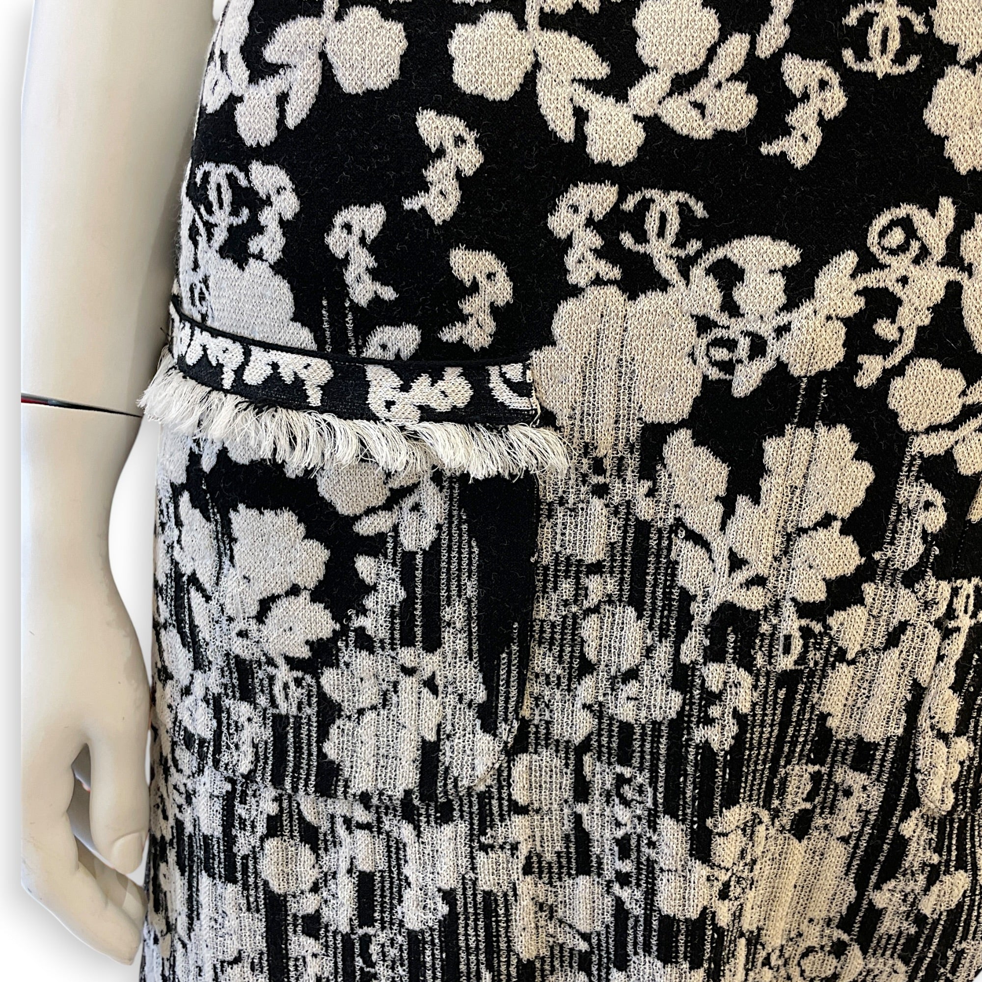 2014C Singapore Floral Jacquard Knit Mini Dress  38 Multi-colour Ready-To-Wear in Cotton  Resin hardware