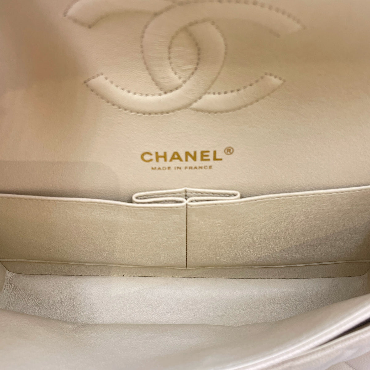 Classic Medium Beige Shoulder Bag in Caviar Leather Light Gold hardware