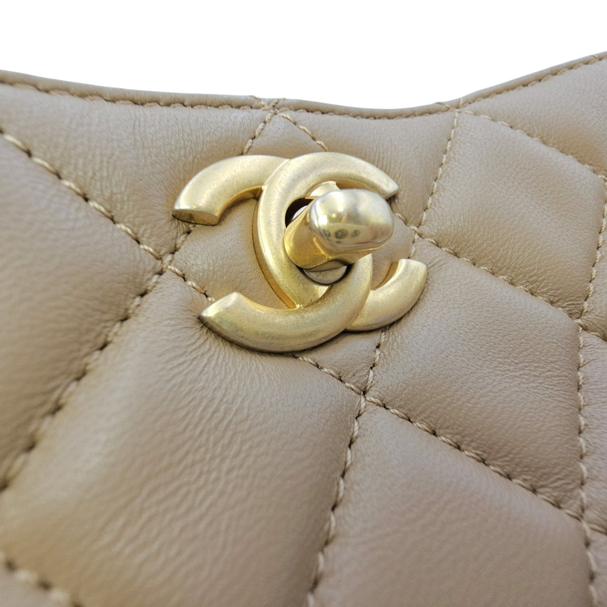 Pearl Crush  Beige Shoulder Bag in Lambskin Gold hardware