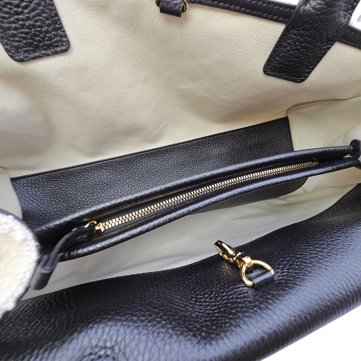 Urban Essentials  31 White Shoulder Bag in Tweed Gold hardware