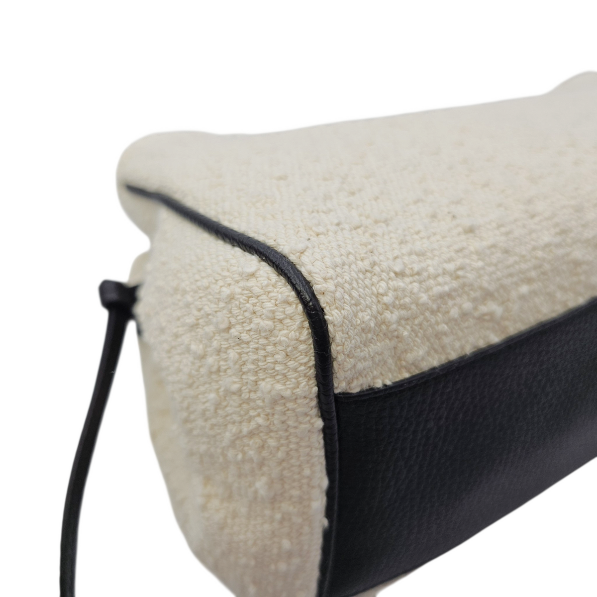 Urban Essentials  31 White Shoulder Bag in Tweed Gold hardware
