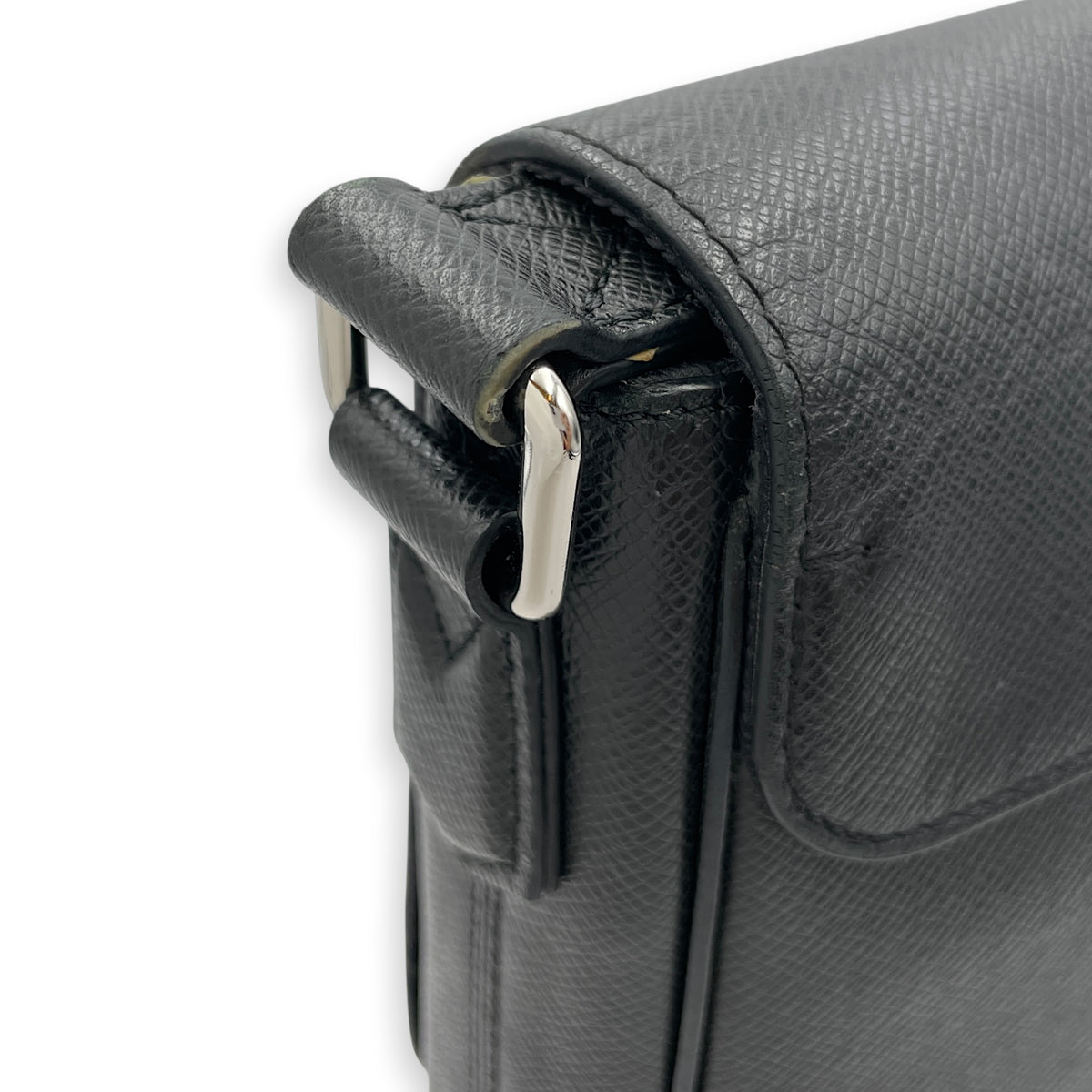 Speed LV Aerogram  Black Messenger in Taiga Leather Silver hardware