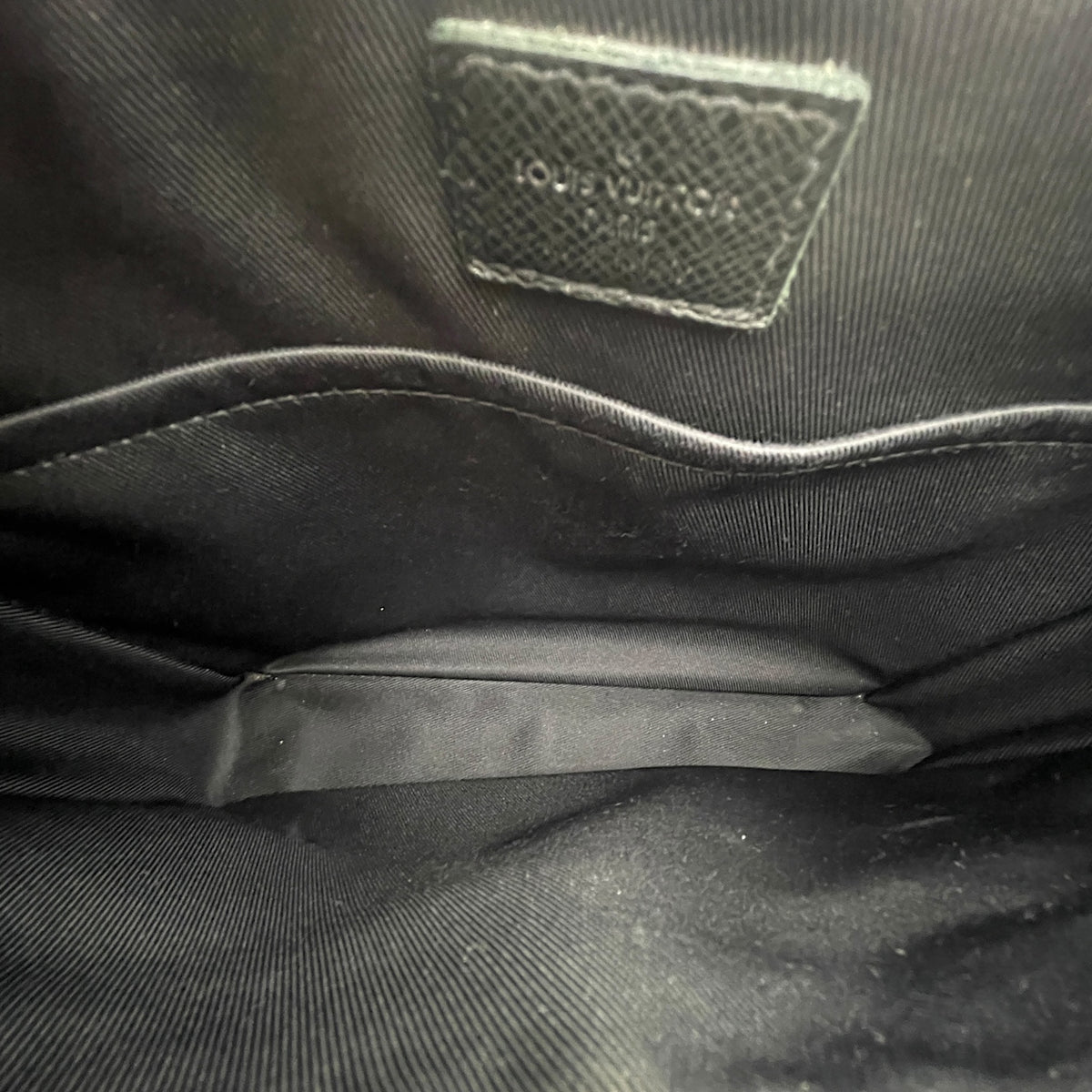 Speed LV Aerogram  Black Messenger in Taiga Leather Silver hardware