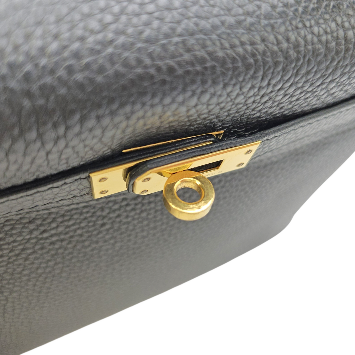 Kelly 25 Noir in Togo Gold hardware