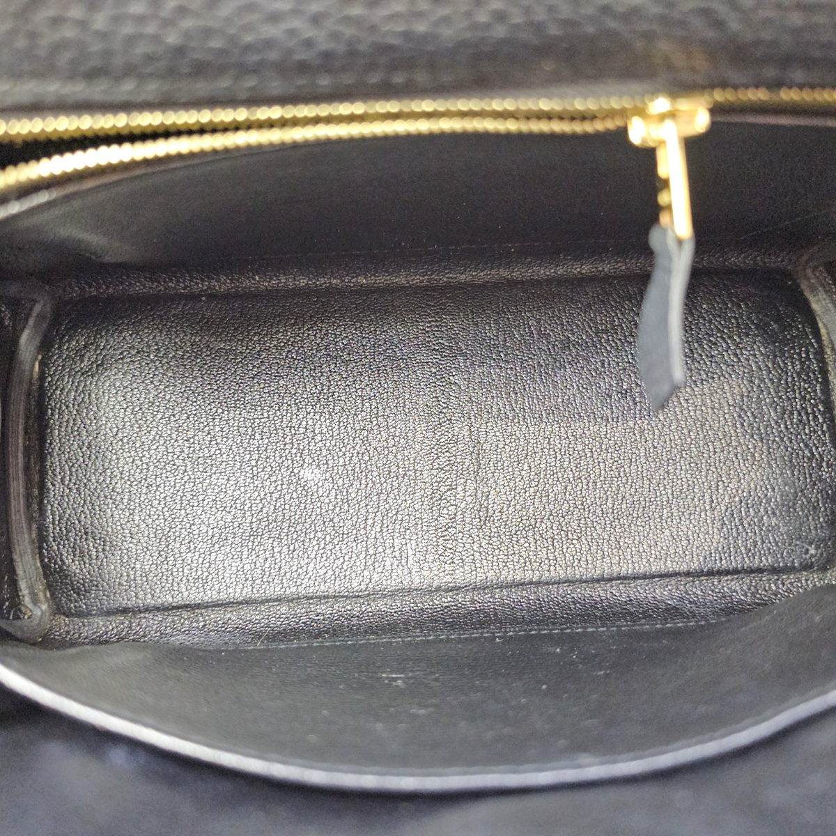 Kelly 25 Noir in Togo Gold hardware