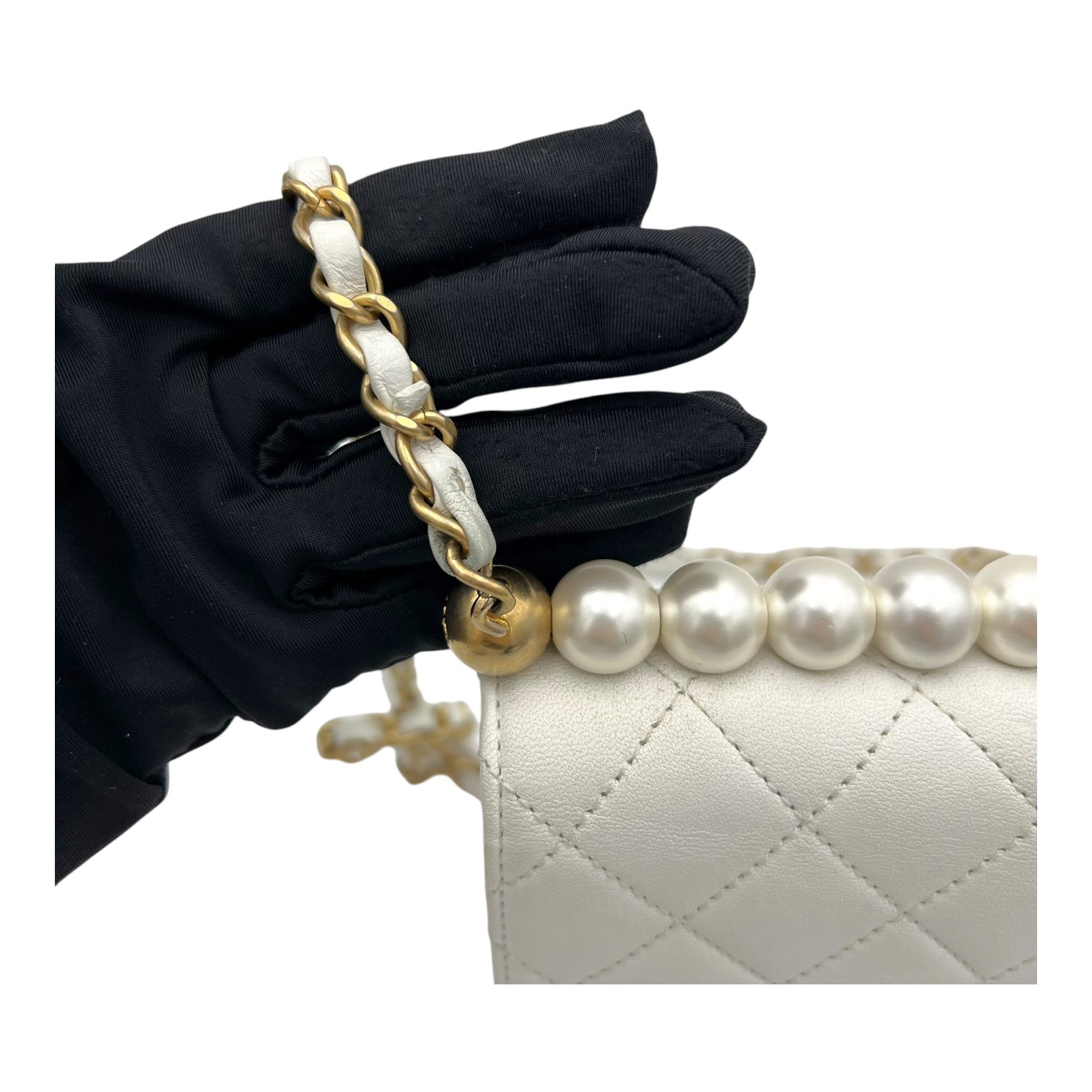Chic Pearls White Crossbody Bag in Lambskin, Gold hardware
