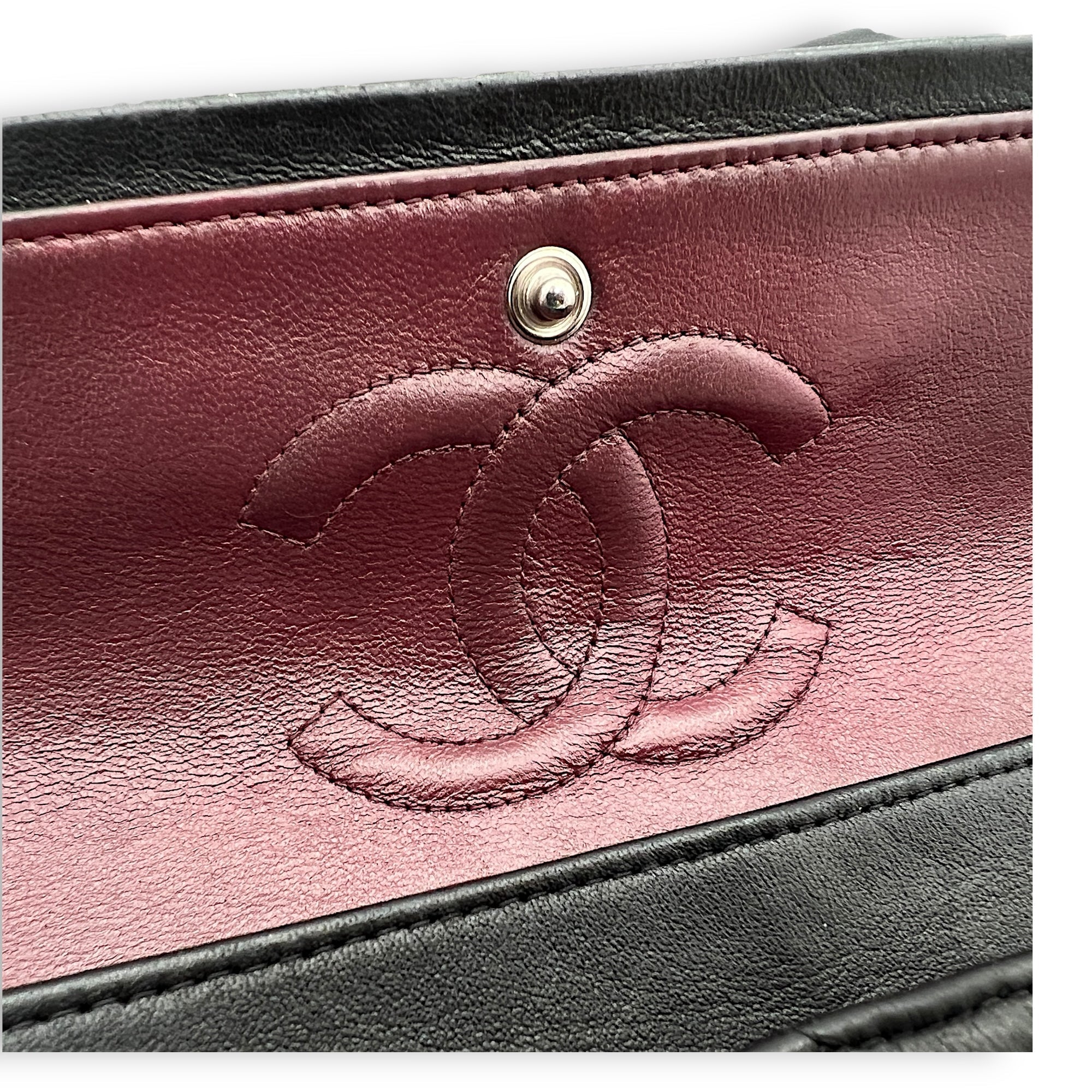 Classic Flap Medium Shoulder bag in Lambskin, Silver Hardware