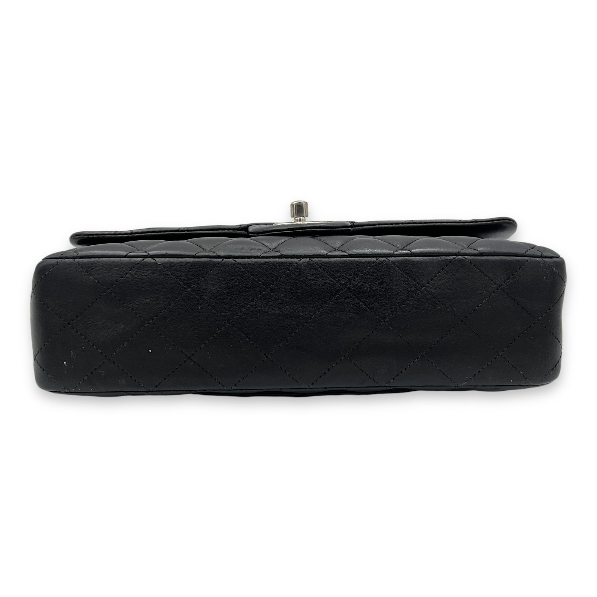 Classic Flap Medium Shoulder bag in Lambskin, Silver Hardware