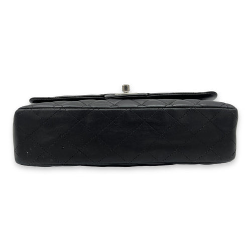 Classic Flap Medium Shoulder bag in Lambskin, Silver Hardware