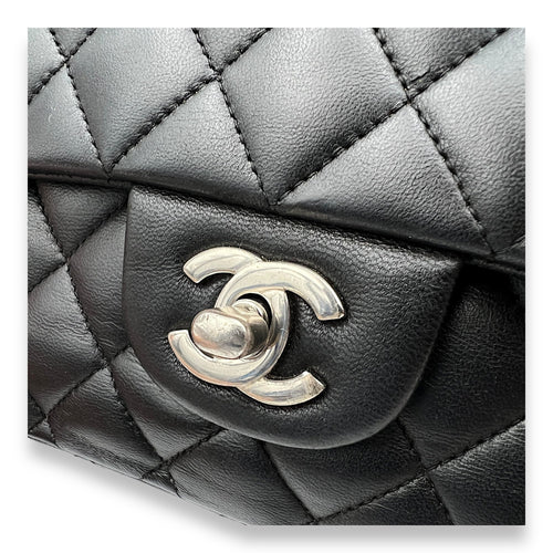 Classic Flap Medium Shoulder bag in Lambskin, Silver Hardware