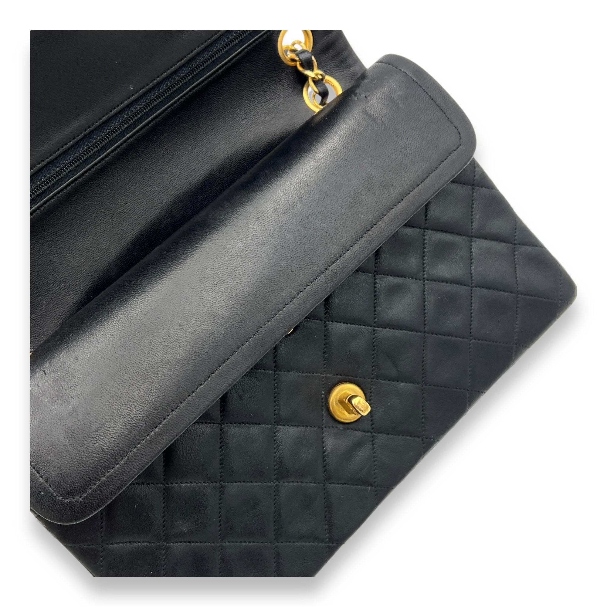 Classic Shoulder Bag Medium Black in Lambskin, Gold hardware
