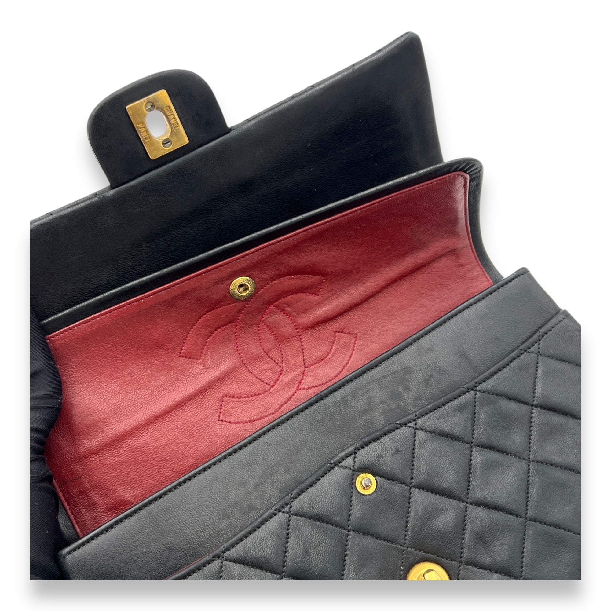 Classic Shoulder Bag Medium Black in Lambskin, Gold hardware