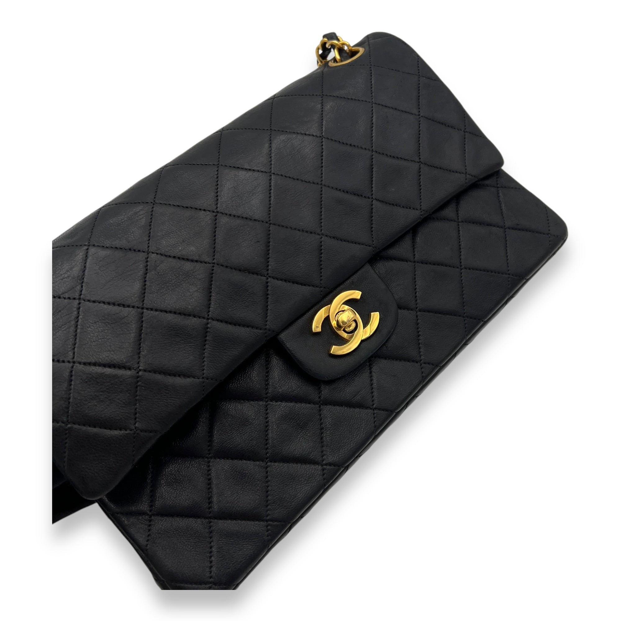 Classic Shoulder Bag Medium Black in Lambskin, Gold hardware