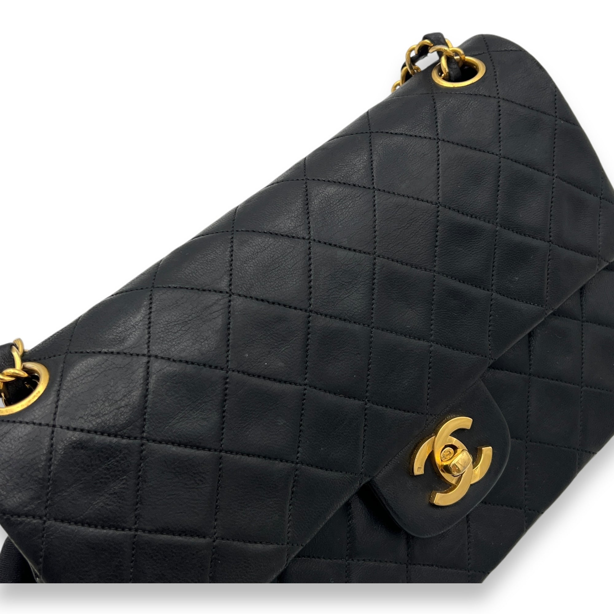 Classic Shoulder Bag Medium Black in Lambskin, Gold hardware