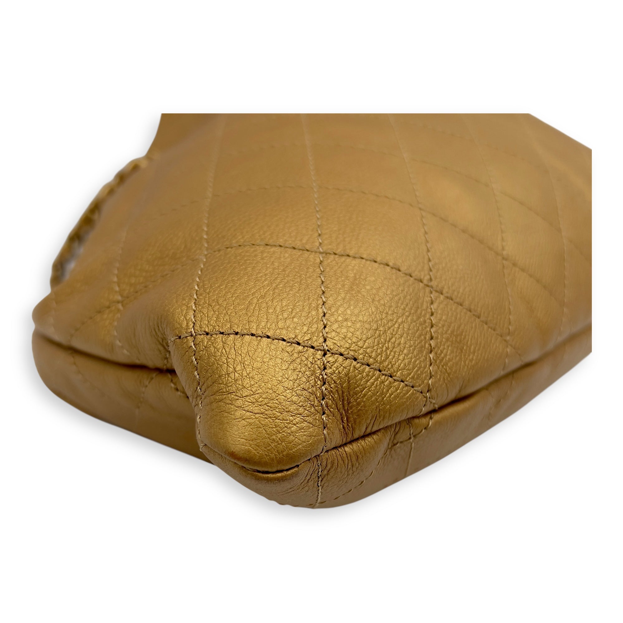 Chanel Quilted Drawstring Gold Shoulder Bag in Calfskin, Gold hardware_7