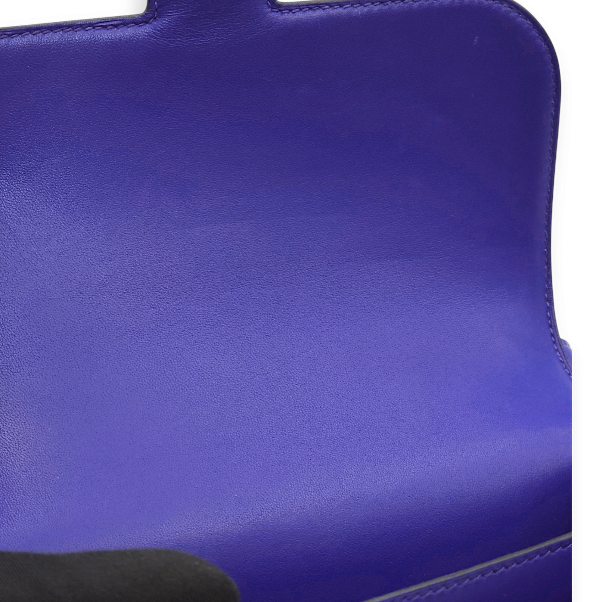 Constance 18 Blue Electric in Tadelakt Palladium hardware C111405 7