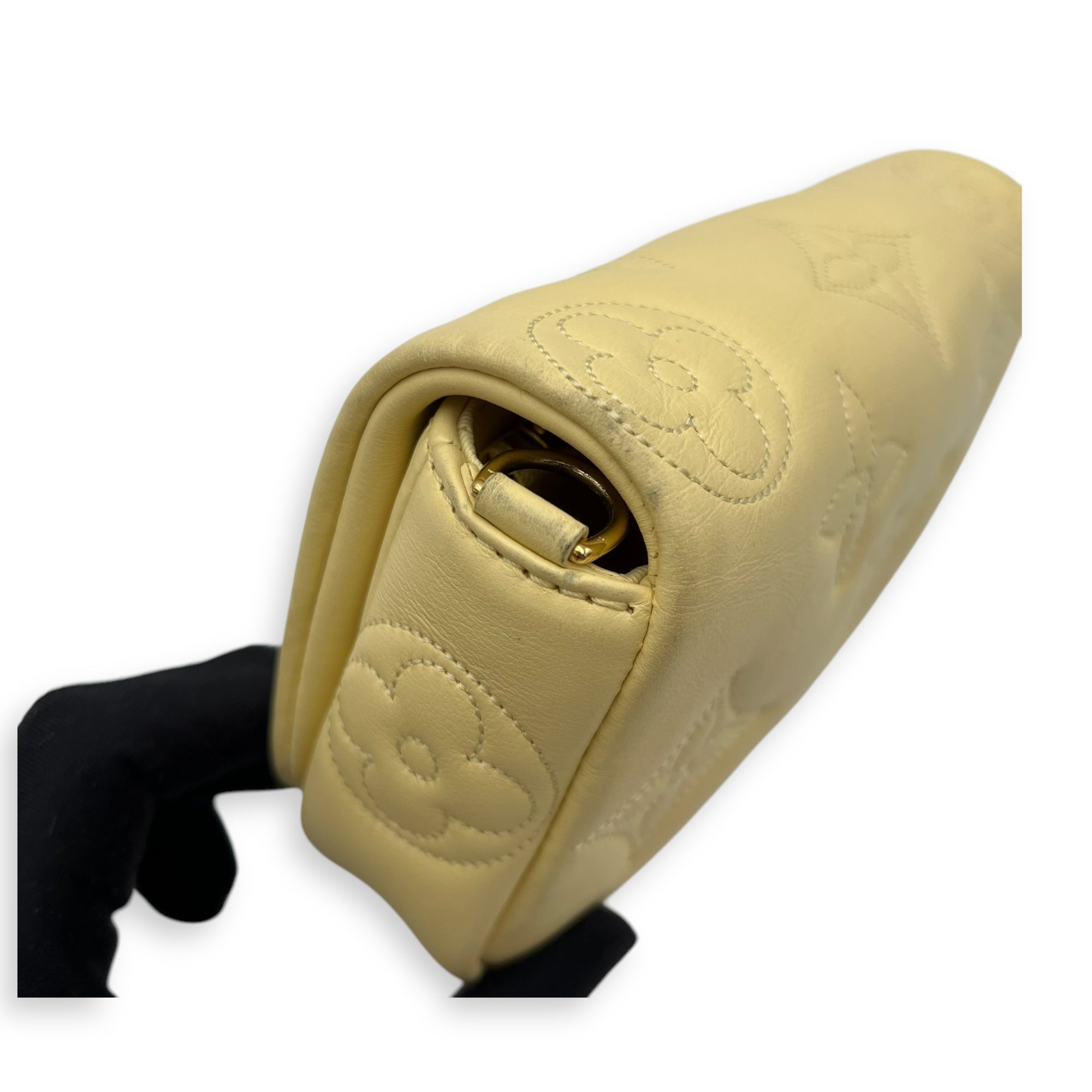 Louis Vuitton Bubblegram Wallet on Strap Yellow Crossbody Bag in Lambskin, Gold hardware_13