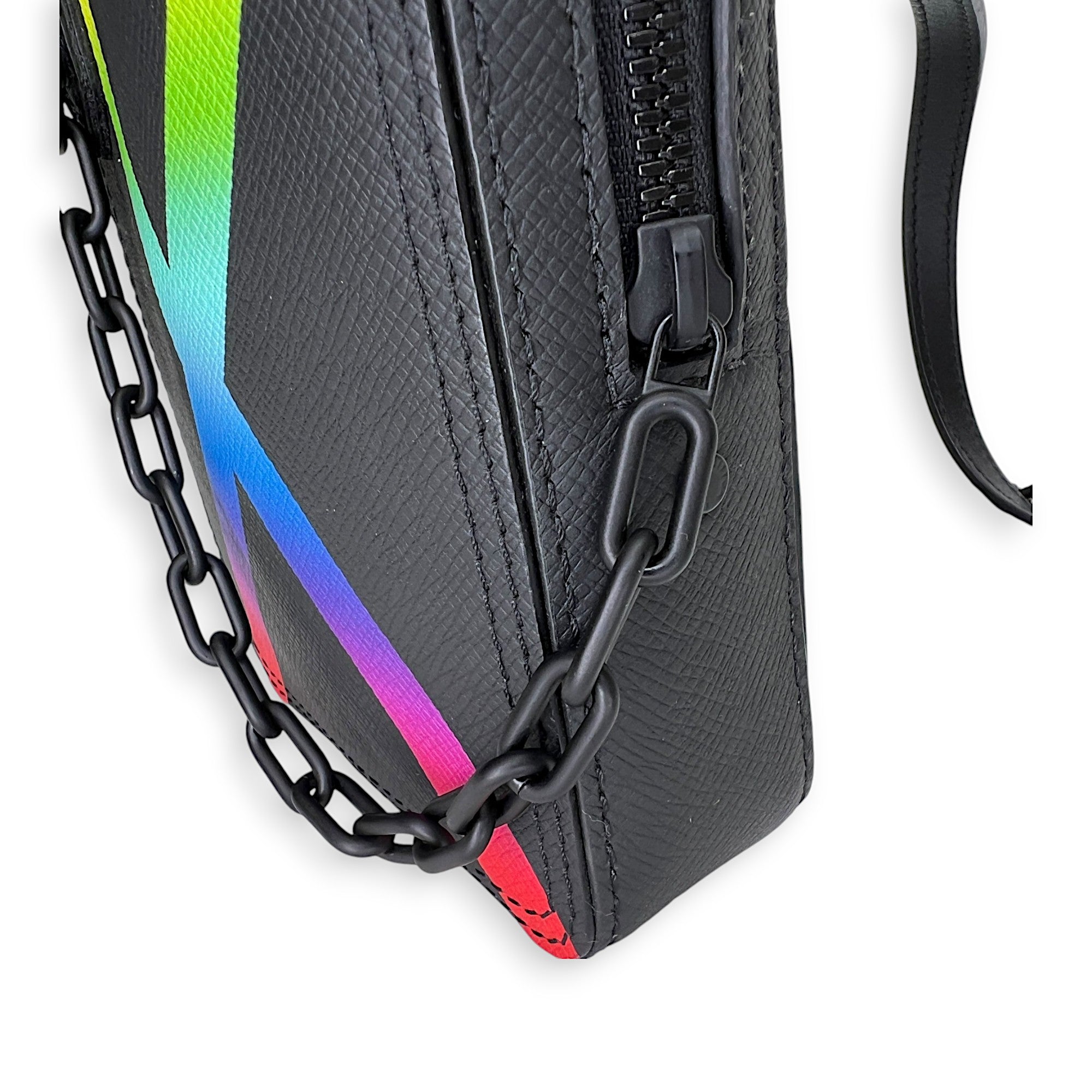 Louis Vuitton Danube Crossbody Bag  Black in Taiga Leather , Lacquered Metal Hardware_7
