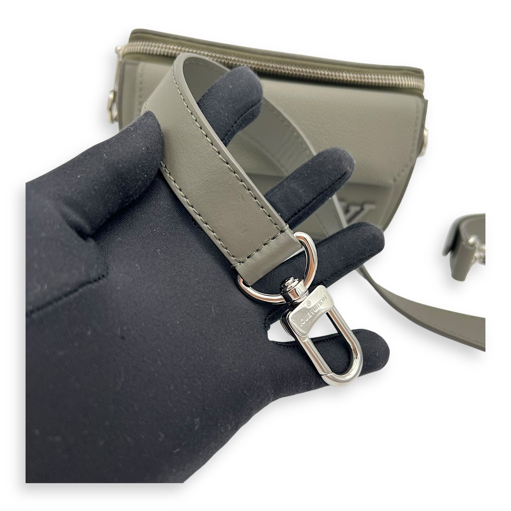 Louis Vuitton Pilot Wearable Wallet Belt Bag Green in Taurillon Leather, Silver hardware_14