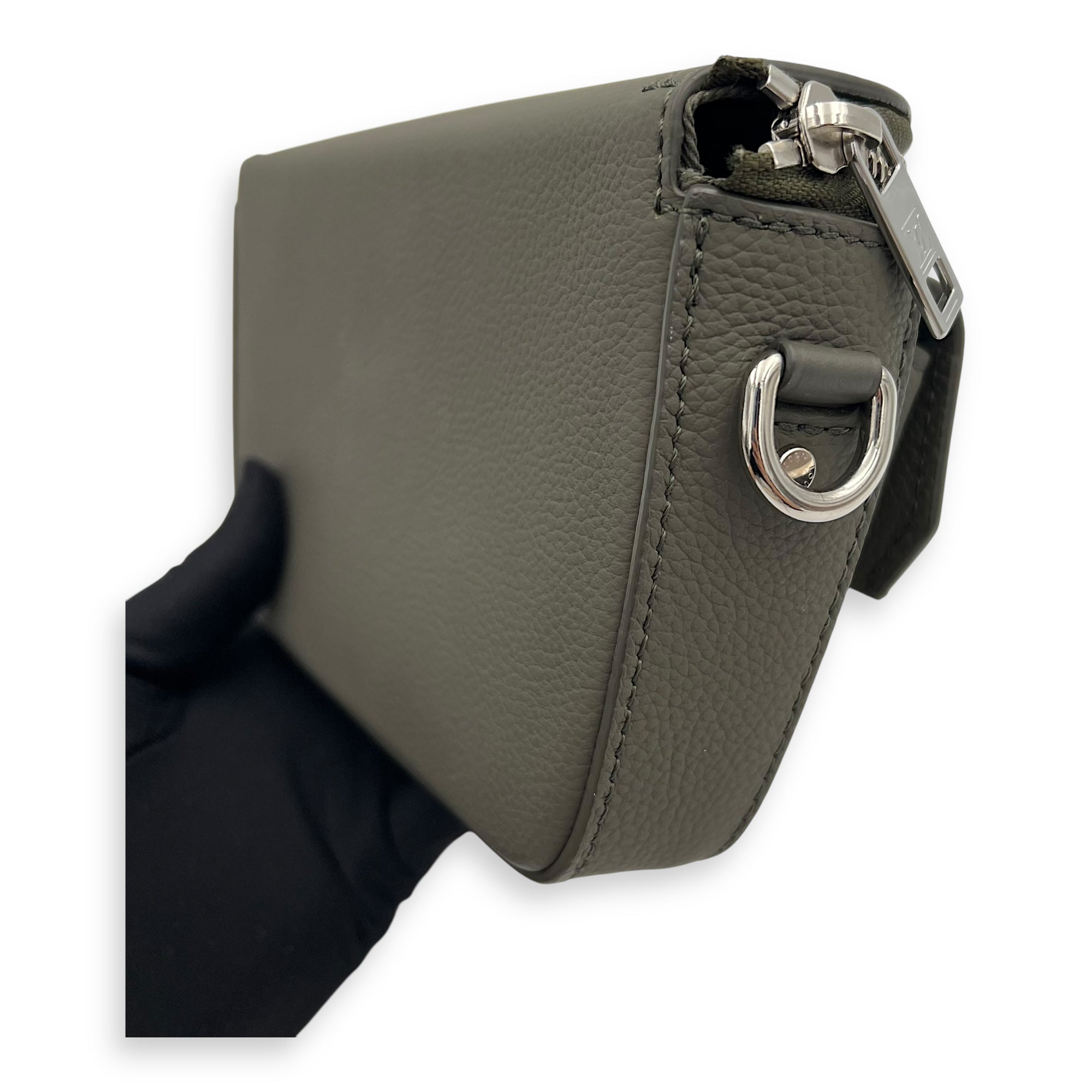 Louis Vuitton Pilot Wearable Wallet Belt Bag Green in Taurillon Leather, Silver hardware_9