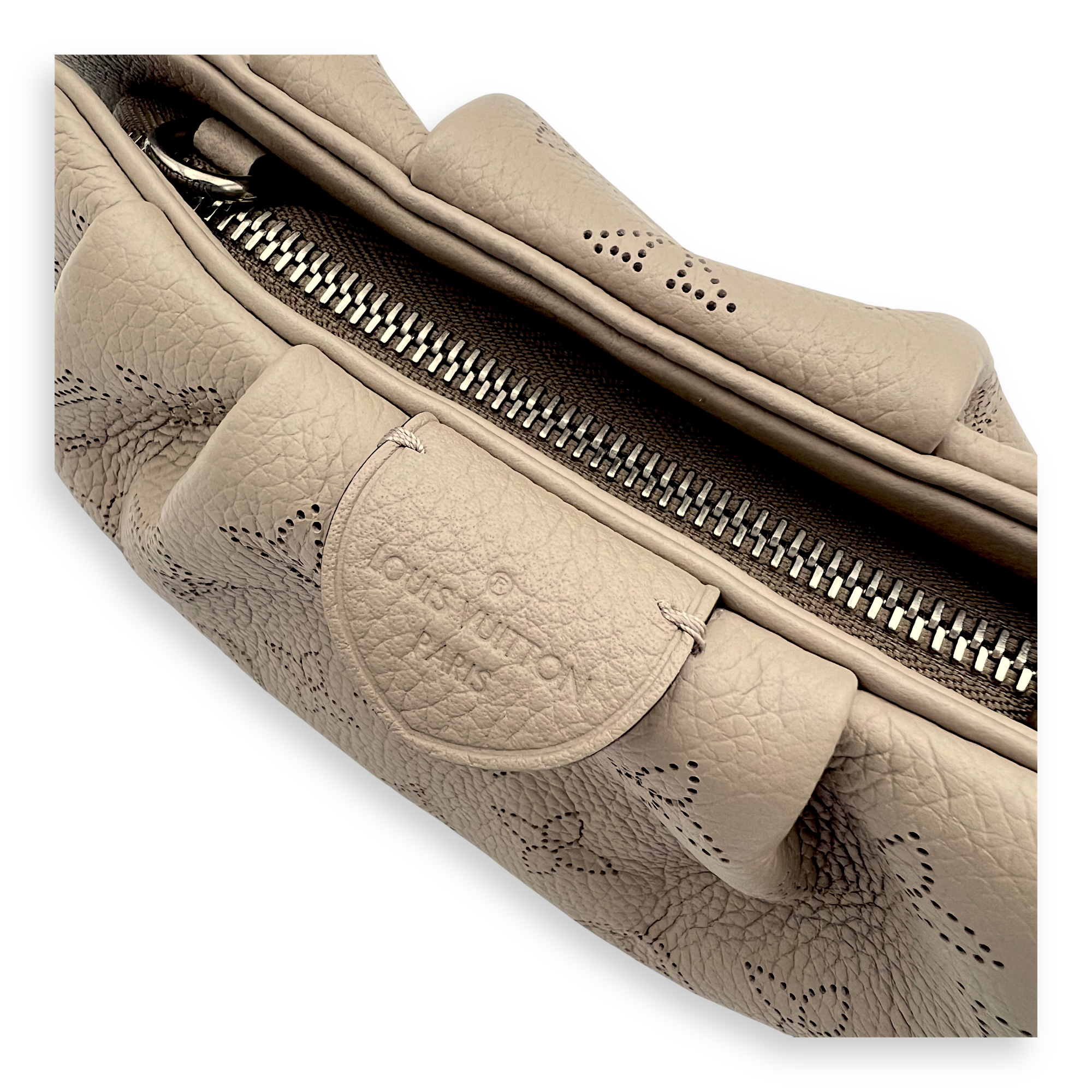 Louis Vuitton Scala Pouch Beige Gray Crossbody Bag in Mahina Leather, Silver hardware_6