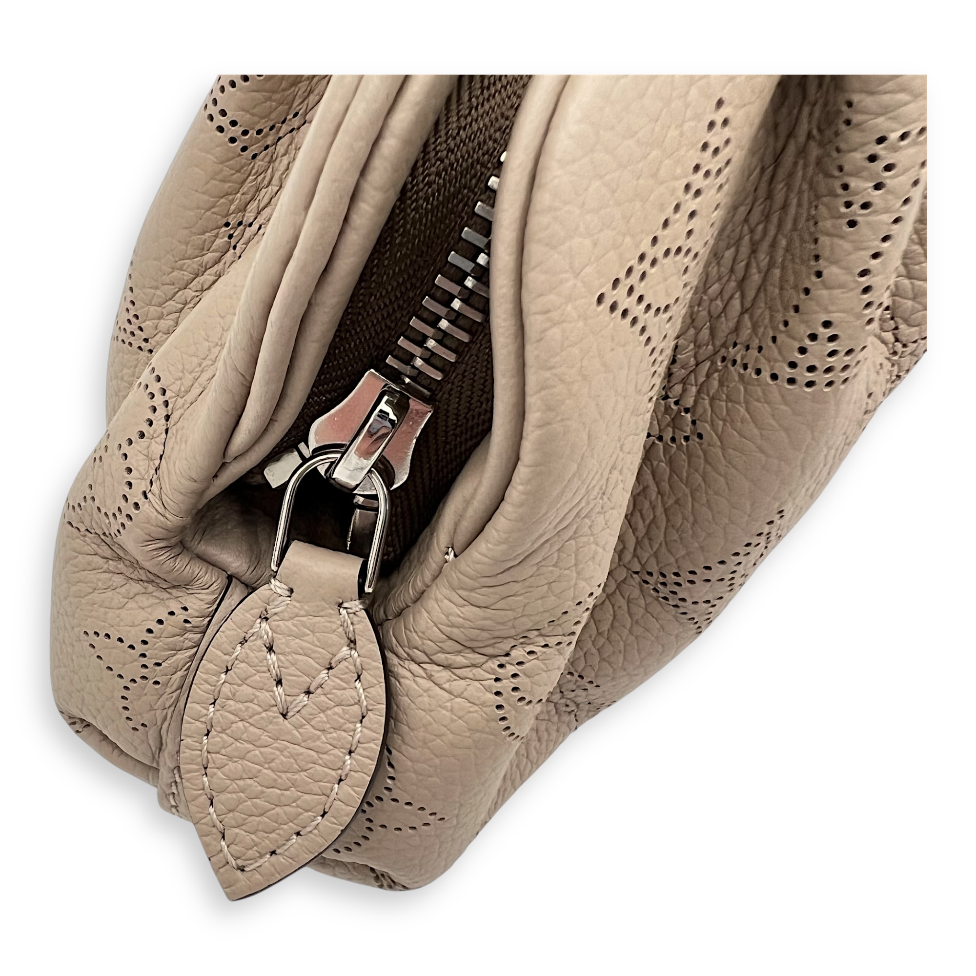 Louis Vuitton Scala Pouch Beige Gray Crossbody Bag in Mahina Leather, Silver hardware_7