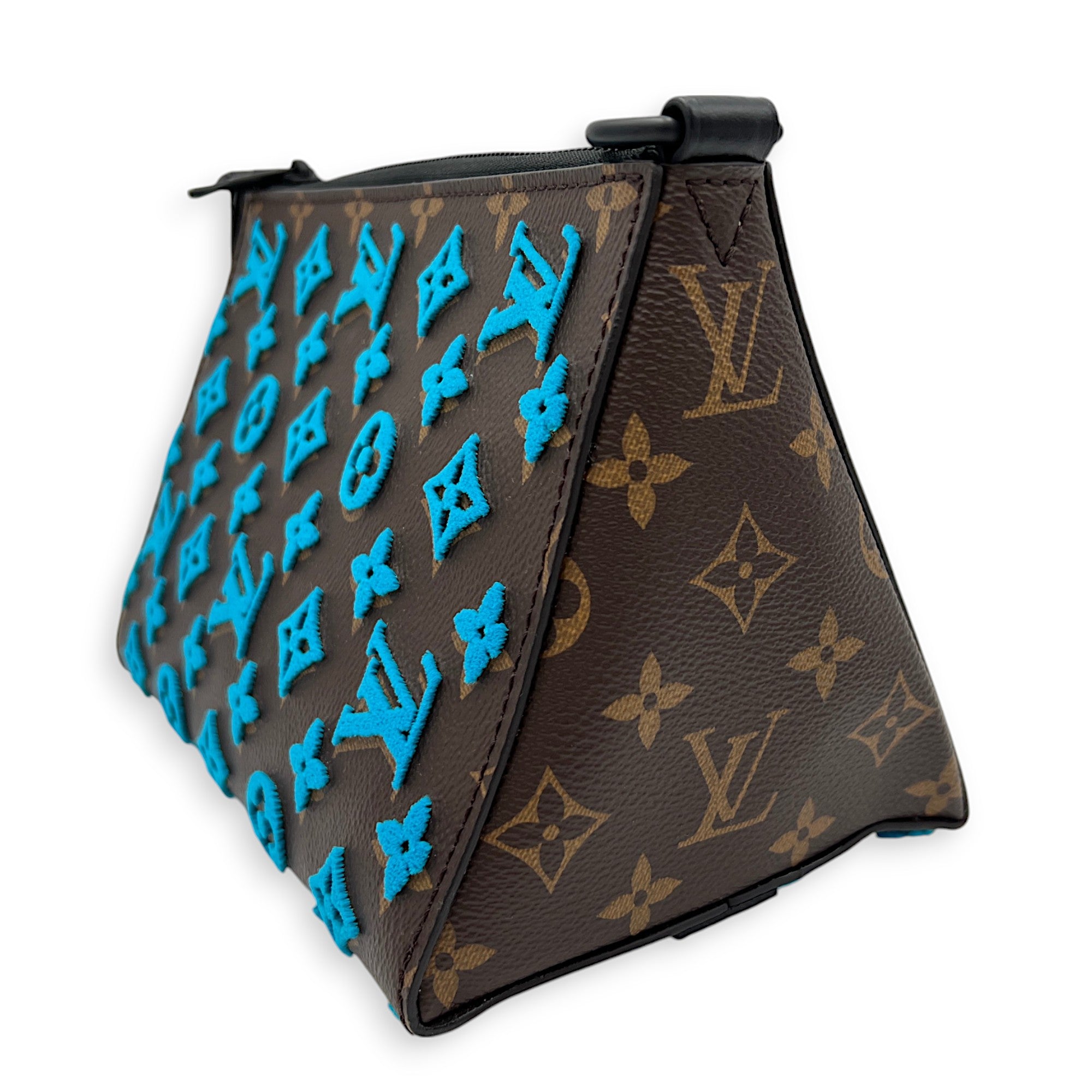 Louis Vuitton  Tuffetage Triangle Messenger bag in Monogram coated canvas, Lacquered Metal Hardware_3