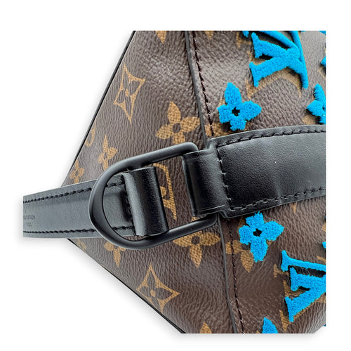 Louis Vuitton  Tuffetage Triangle Messenger bag in Monogram coated canvas, Lacquered Metal Hardware_8