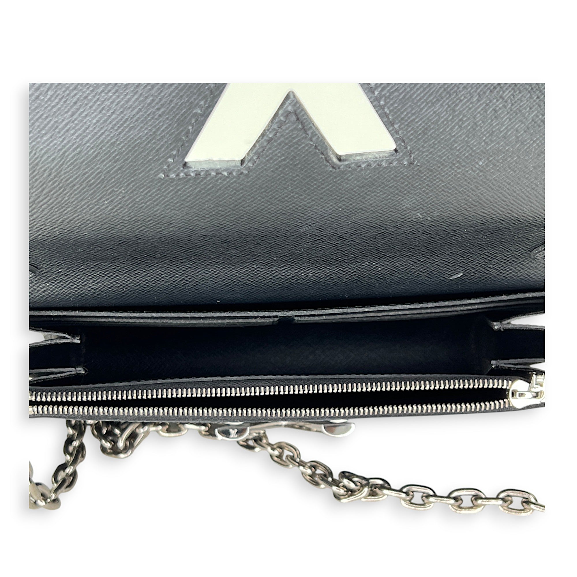 Louis Vuitton  Twist Wallet on chain in Epi leather, Silver Hardware_10