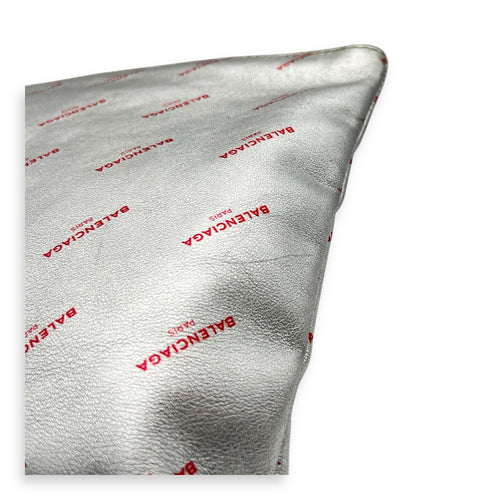 Logo Pouch Silver in Calfskin, Silver hardware
