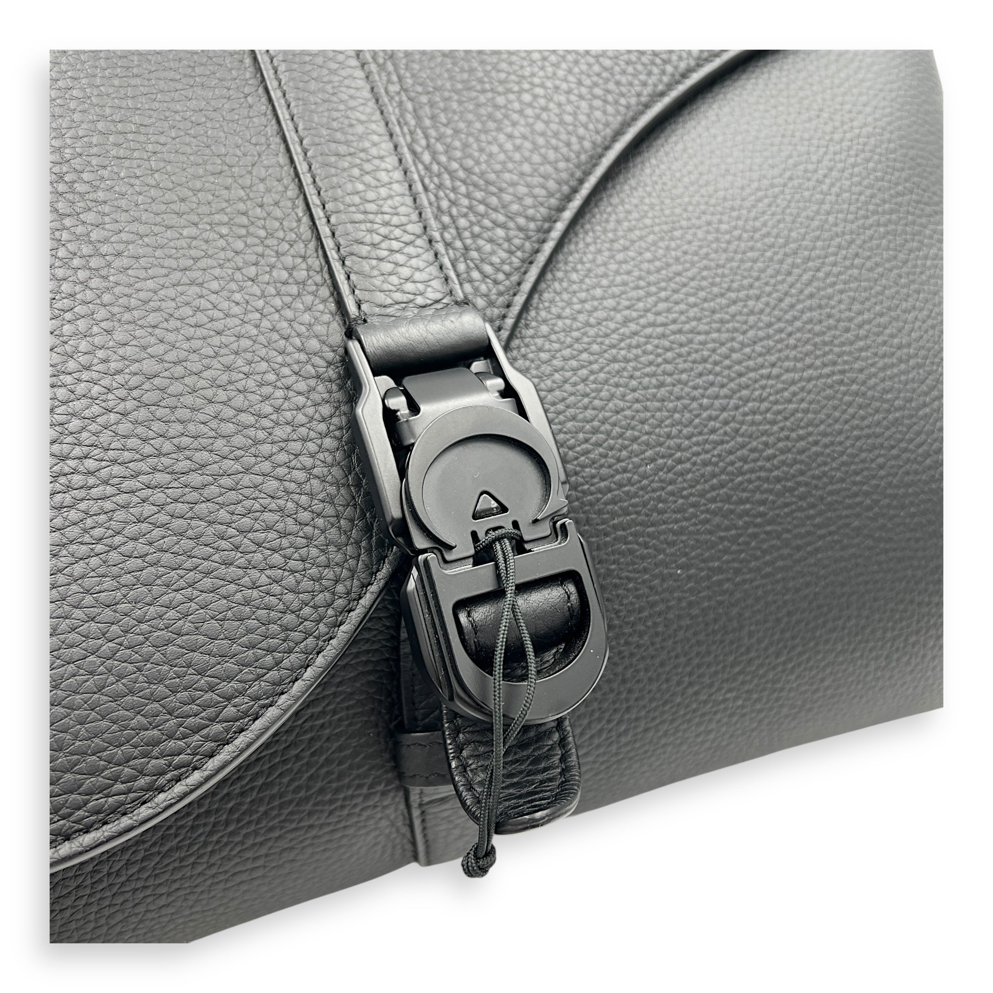 Saddle Messenger Black in Calfskin, Ultramatte hardware