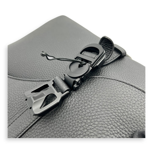 Saddle Messenger Black in Calfskin, Ultramatte hardware