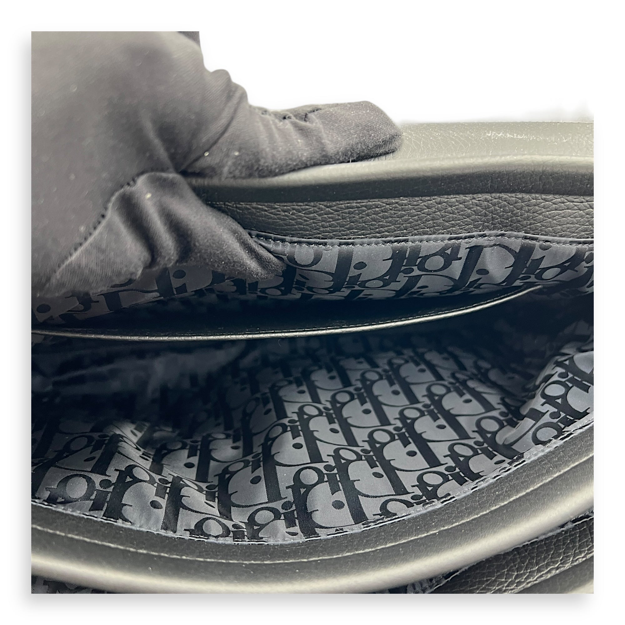 Saddle Messenger Black in Calfskin, Ultramatte hardware