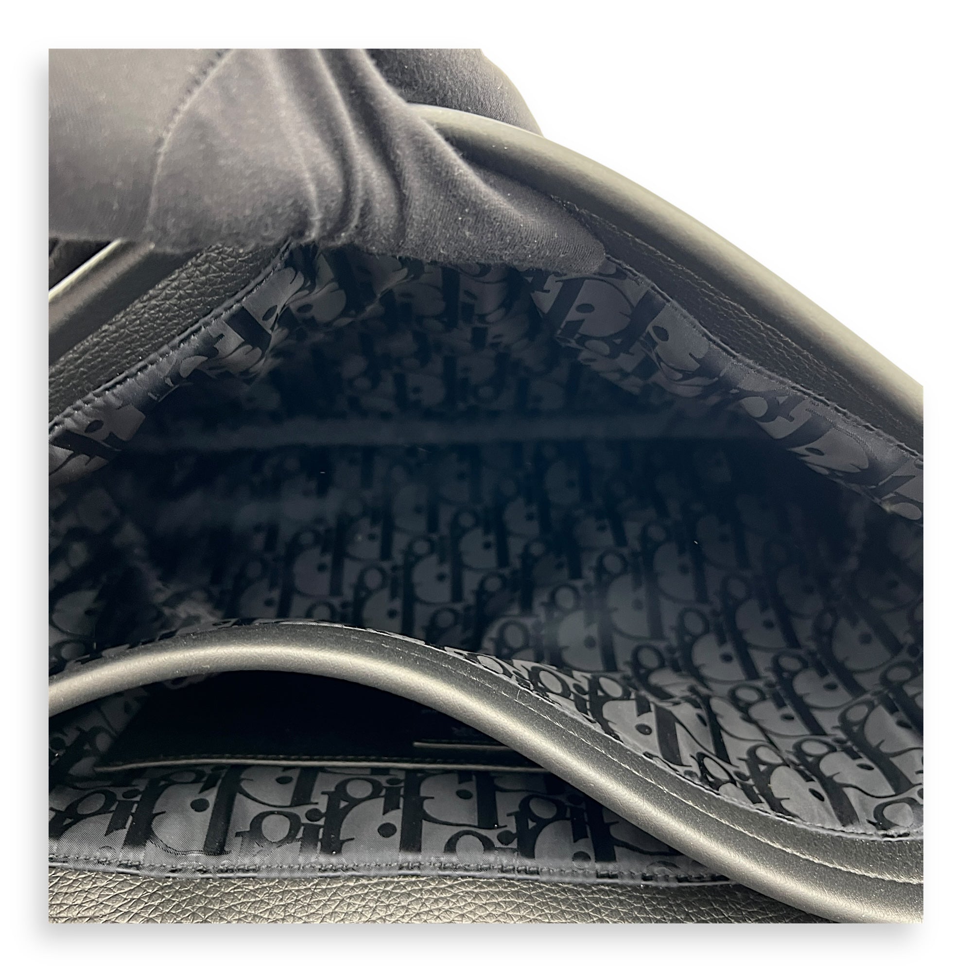 Saddle Messenger Black in Calfskin, Ultramatte hardware