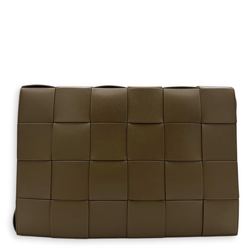Cassette Shoulder Bag Maxi Brown in Calfskin, Silver hardware