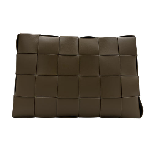 Cassette Shoulder Bag Maxi Brown in Calfskin, Silver hardware