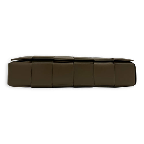 Cassette Shoulder Bag Maxi Brown in Calfskin, Silver hardware