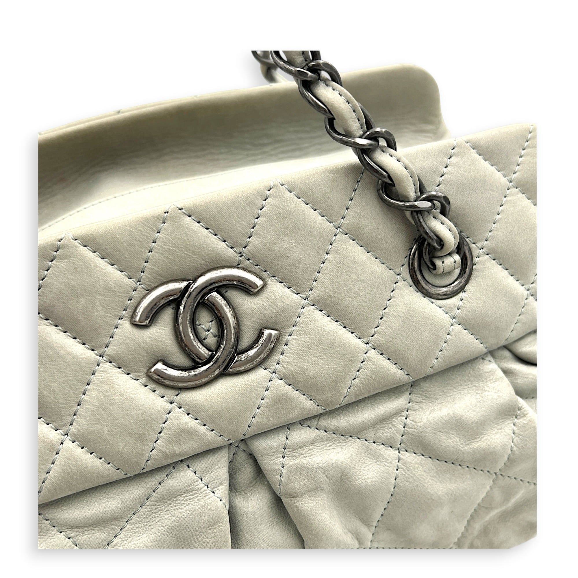 Chain White Shoulder Bag in Nubuck, Silver hardware