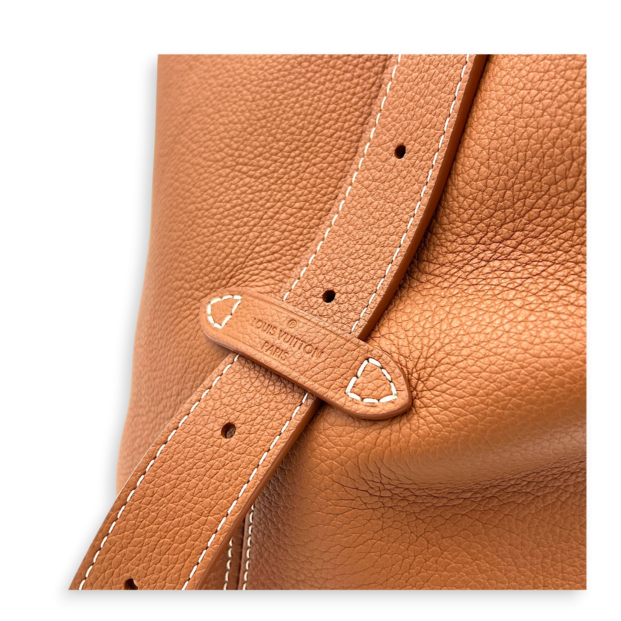 Low Key Hobo Brown Shoulder Bag in Taurillon Leather, Gold hardware
