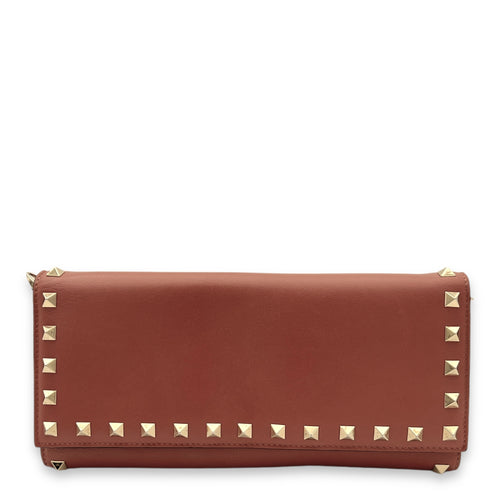 Rockstud Brown Wallet On Chain in Calfskin, Gold hardware