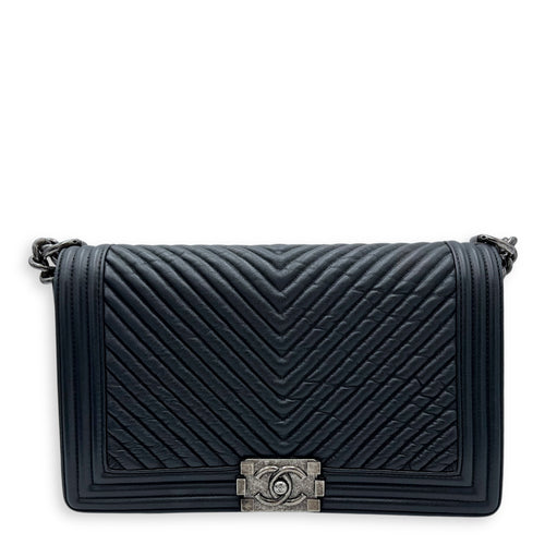 Chanel Boy Shoulder Bag Black in Lambskin, Gold hardware_1