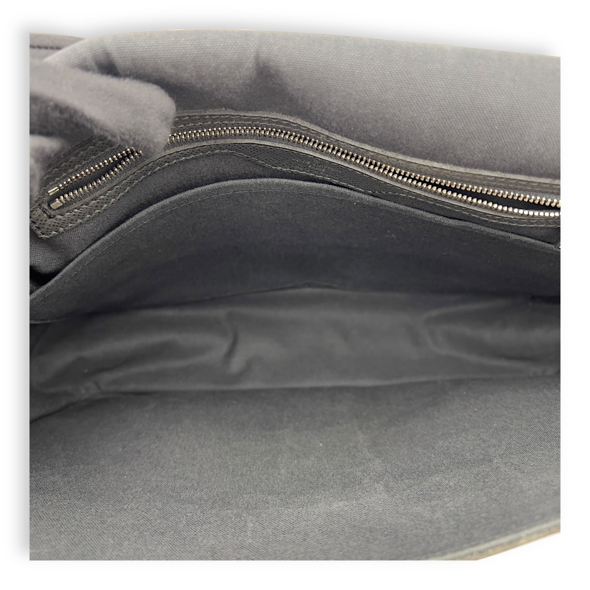 Louis Vuitton Messenger Crossbody Bag MM Black in Taiga Leather, Silver hardware_6
