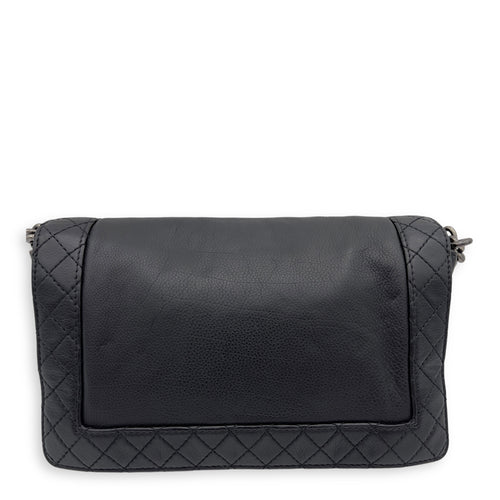 Chanel Boy Black Shoulder Bag in Calfskin, Ruthenium hardware_2